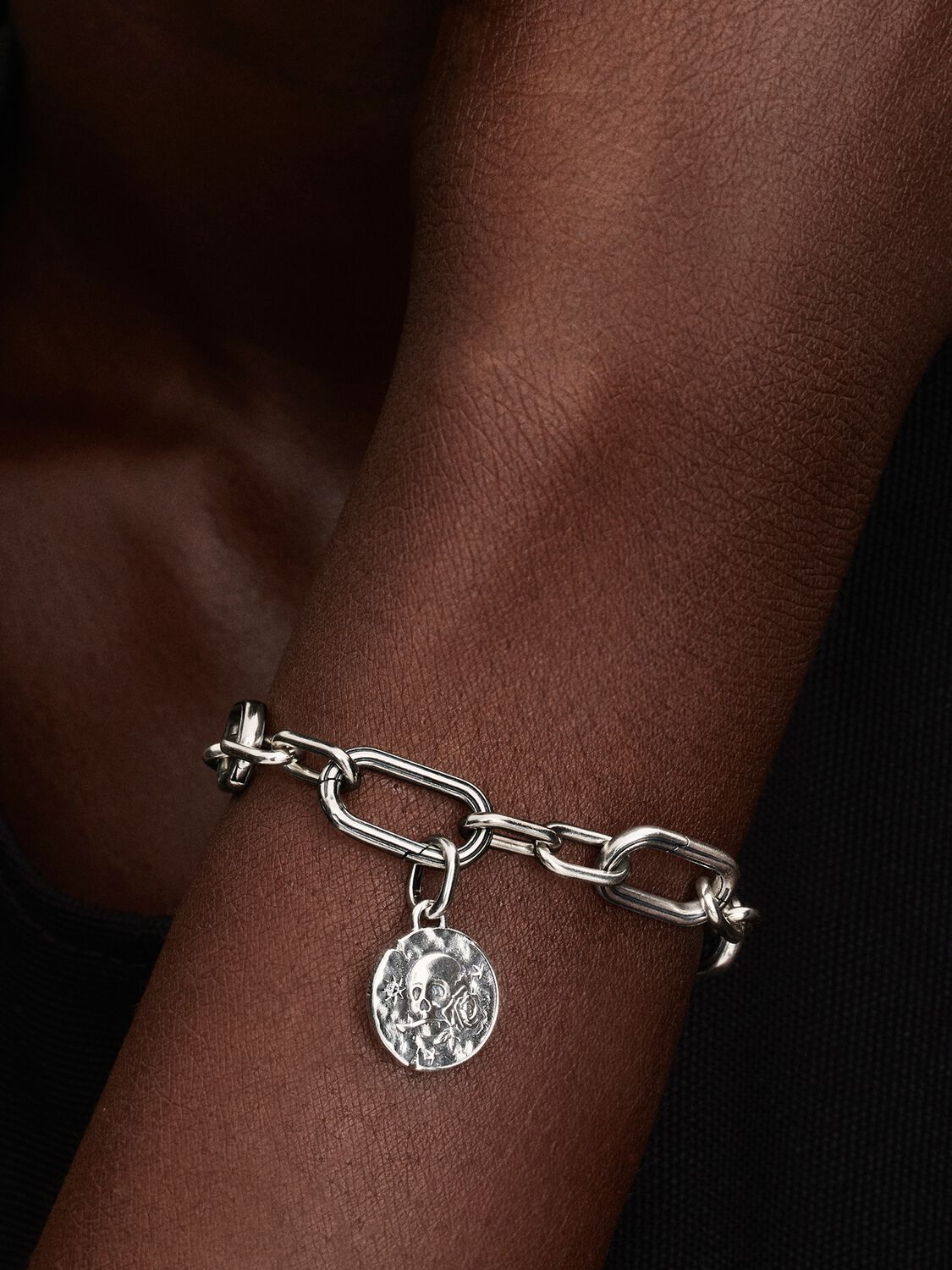 Totenkopf Medaillon-Charm Sterling-Silber Zweitbild