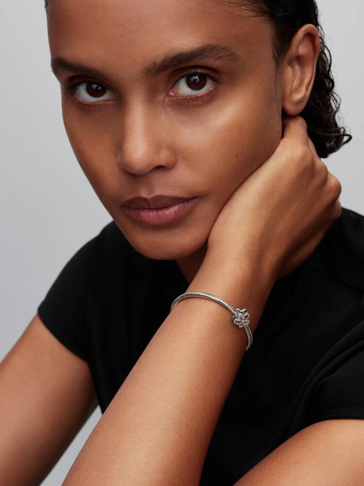 Pavé Blume Offen gearbeitetes Charm Sterling-Silber, 14 Karat Vergoldung