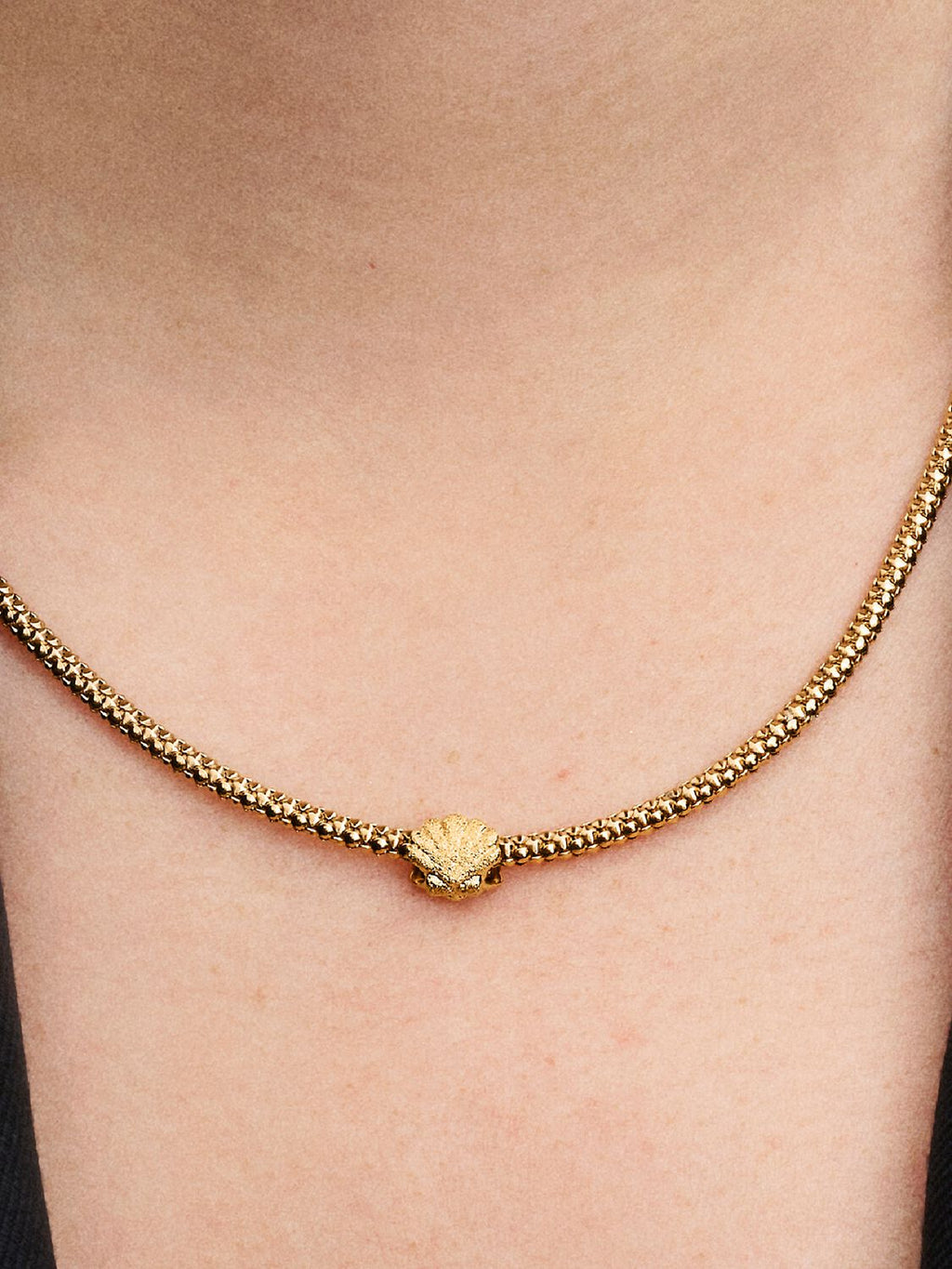 Strukturierte Muschel Mini-Charm 14 Karat Vergoldung