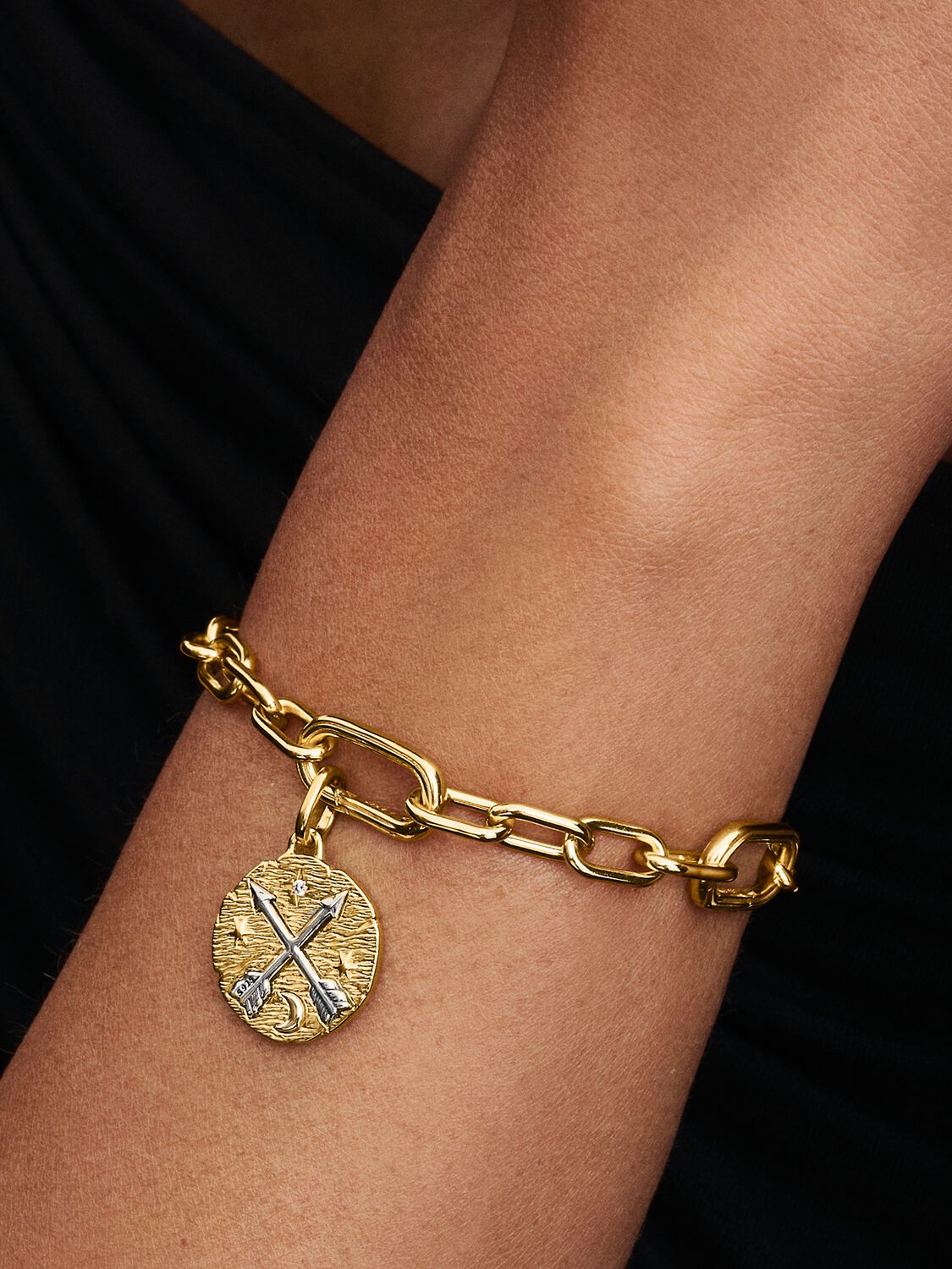 Kreuzende Pfeile Medaillon-Charm Sterling-Silber, 14 Karat Vergoldung Zweitbild
