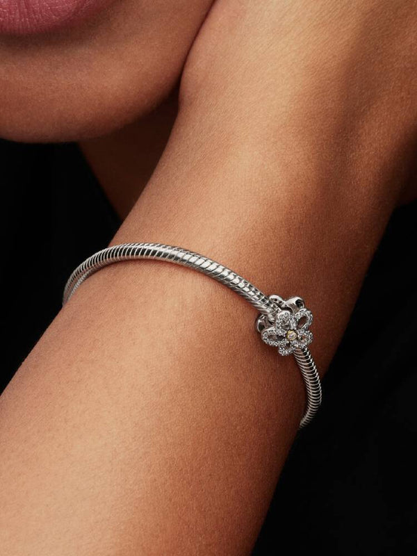 Pavé Blume Offen gearbeitetes Charm Sterling-Silber, 14 Karat Vergoldung