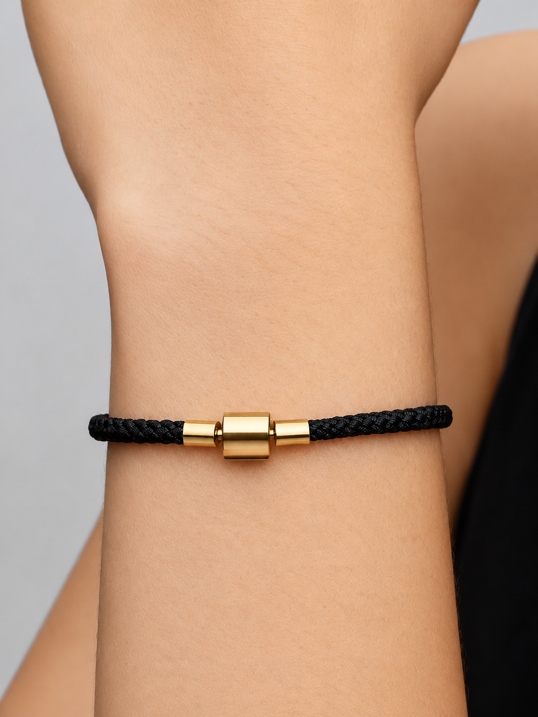 Schimmerndes Schwarzes Kordel-Armband 14 Karat Vergoldung Zweitbild
