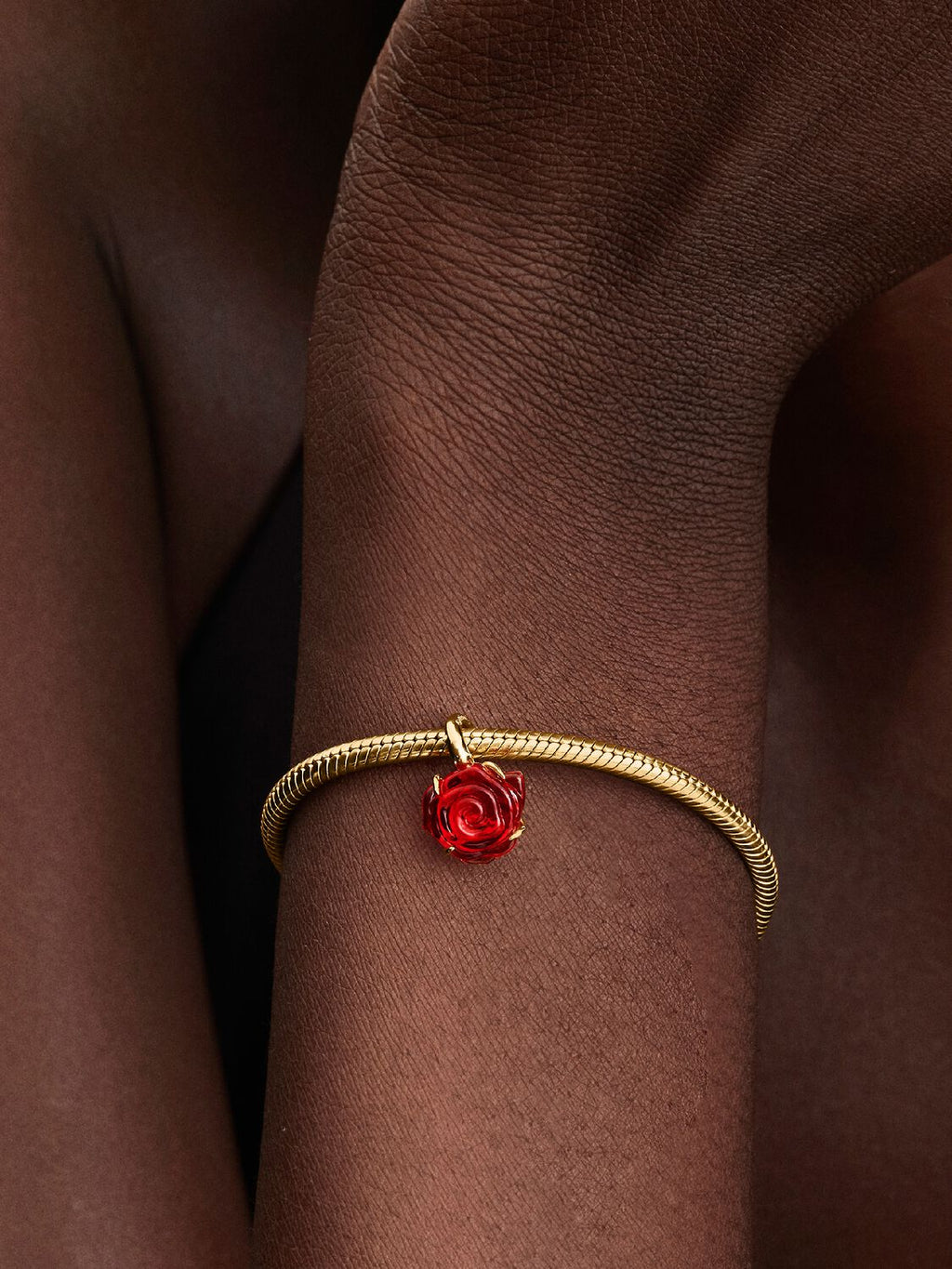 Die Schöne und das Biest Verzauberte Rose Charm-Anhänger 14 Karat Vergoldung